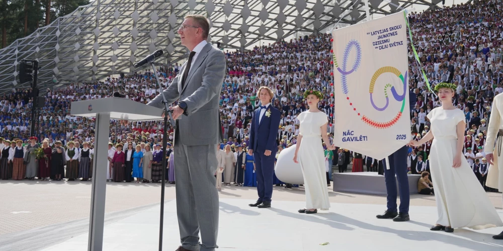 Valsts prezidents Edgars Rinkēvičs saka uzrunu XIII Latvijas Skolu jaunatnes dziesmu un deju svētku noslēguma koncertā “TE – AUST” (Foto: Ilmārs Znotiņš / Valsts prezidenta kanceleja)