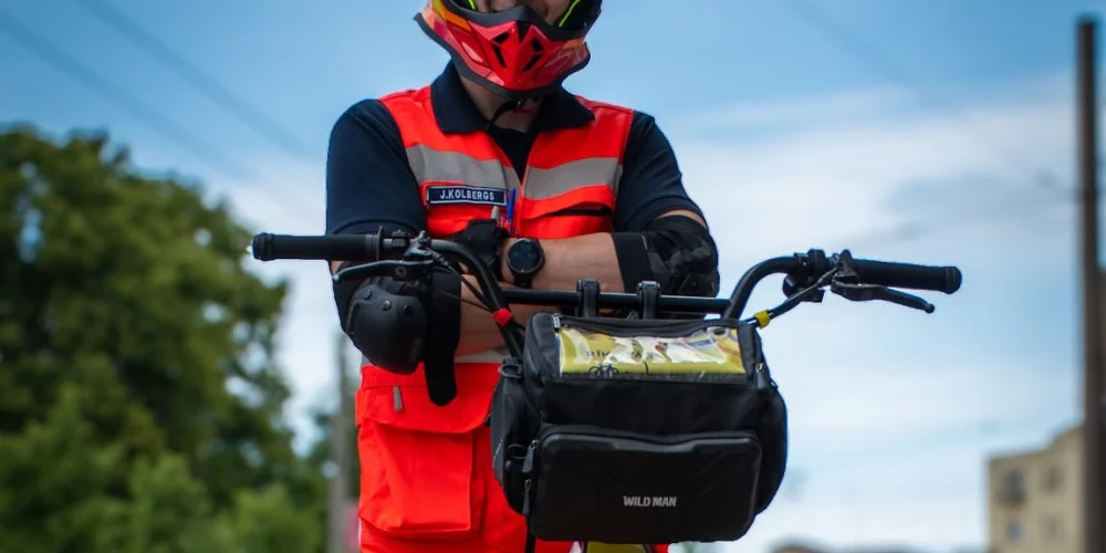 Ārsts Jānis Kolbergs uz jaunā elektroskrejriteņa (foto: Roberts Vīksne)