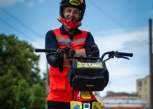Ārsts Jānis Kolbergs uz jaunā elektroskrejriteņa (foto: Roberts Vīksne)