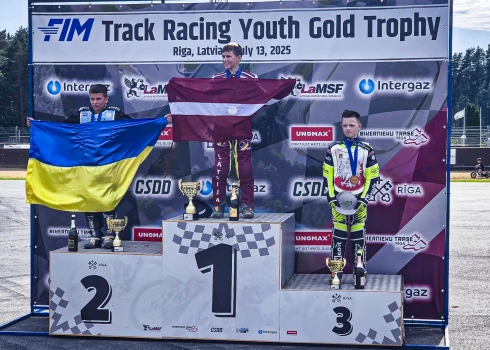 Andžejs Smuļkevičs uzvarētāja godā (foto: Latvijas Motosporta federācija)