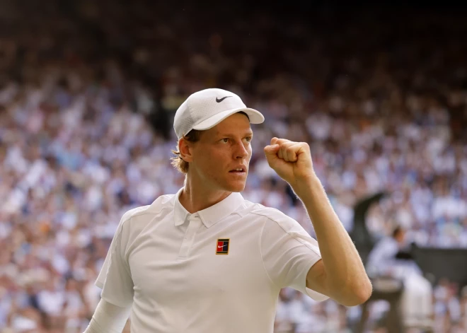 Janiks Siners triumfē Vimbldonā, pārtraucot Karlosa Alkarasa triju gadu uzvaru sēriju