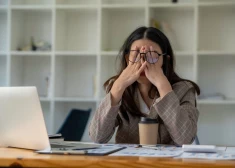Должность по договору - одна, а на деле работаешь за троих: о чем молчат вакансии в Латвии