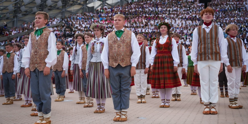 Ar noslēguma koncertu "Te-aust" un sadziedāšanos Mežaparkā svētdien noslēgušies XIII Latvijas Skolu jaunatnes dziesmu un deju svētki (foto: Juris Rozenbergs)