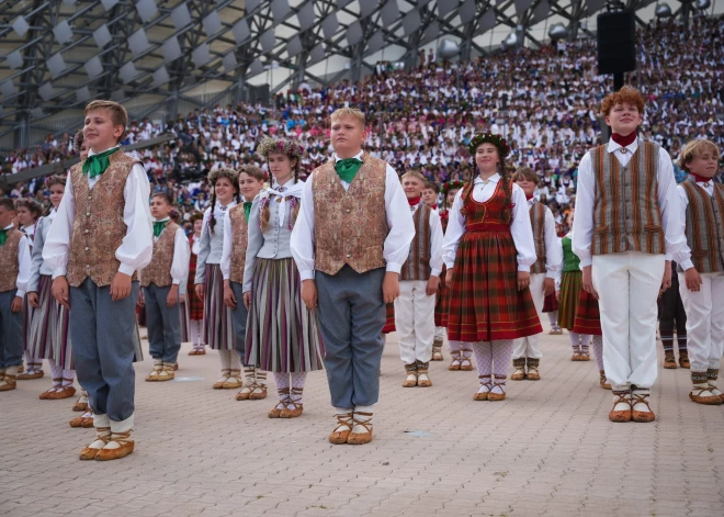 Ar noslēguma koncertu "Te-aust" un sadziedāšanos Mežaparkā svētdien noslēgušies XIII Latvijas Skolu jaunatnes dziesmu un deju svētki (foto: Juris Rozenbergs)