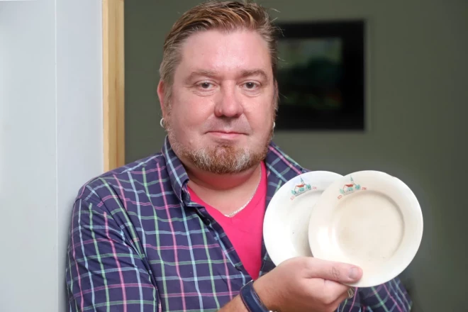 Мартиньш Эглитис, коллекционер рижской фарфоровой посуды с логотипами предприятий общественного питания, говорит, что "коллекционер — это больной человек".