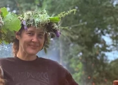 Jāņu vakarā pie ugunskura. Danai redzams zilums zem acs.