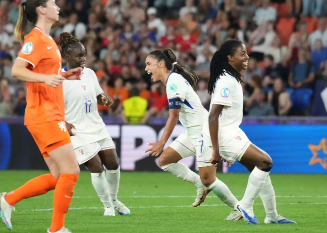 Anglijas un Francijas dāmas pārliecinoši nokārto ceļazīmes uz Eiropas futbola čempionāta ceturtdaļfinālu