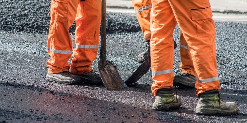 Valsts autoceļu tīklā 75 posmos turpinās būvdarbi.