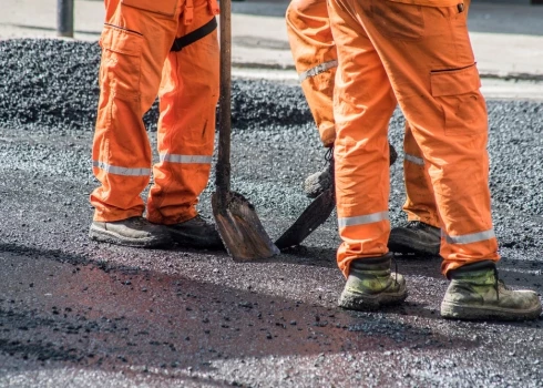 Valsts autoceļu tīklā 75 posmos turpinās būvdarbi.