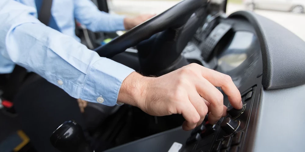 Šoferu trūkuma dēļ AS "Liepājas autobusu parks" pirmdien atcēlis 11 autobusu reisus, liecina informācija Autotransporta direkcijas mājaslapā.