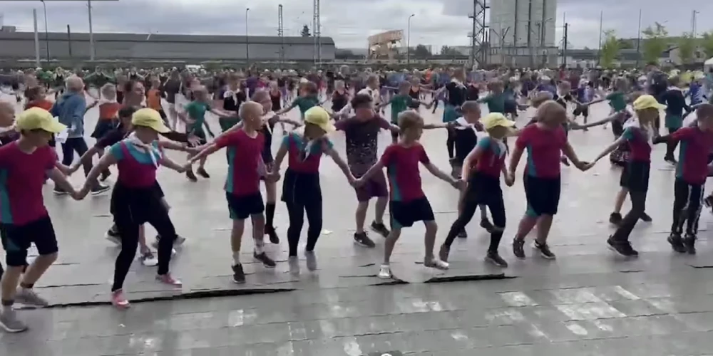 Mēģinājumu laikā Daugavas stadionā sāk atdalīties laukuma segums. 