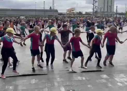 Mēģinājumu laikā Daugavas stadionā sāk atdalīties laukuma segums. 