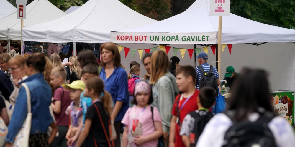 Tirdziņš Vērmanes dārzā XIII Latvijas Skolu jaunatnes dziesmu un deju svētku laikā.