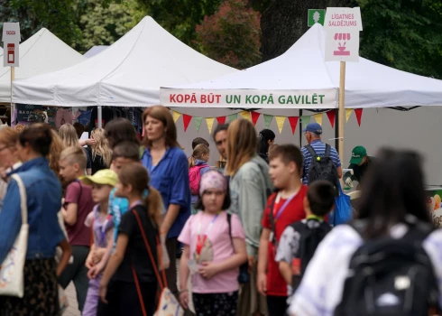 Tirdziņš Vērmanes dārzā XIII Latvijas Skolu jaunatnes dziesmu un deju svētku laikā.