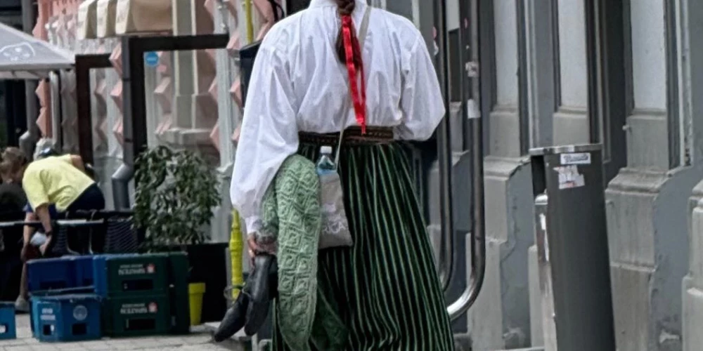 Tautumeita baltās zeķītēs šķērso Rīgas centru.