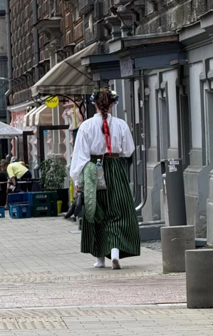 Tautumeita baltās zeķītēs šķērso Rīgas centru.