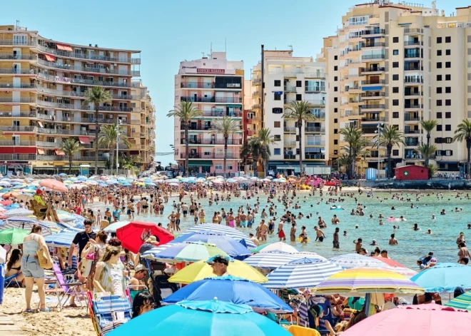 "Цены выросли безумно": понаехавшие иностранные туристы выгнали испанцев с их собственных пляжей