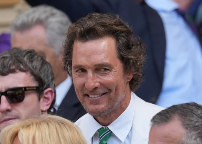 Metjū Makonahijs izpelnās uzslavas par cieņas pilnu žestu pret karalisko pāri