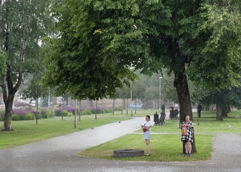 Šodien no plkst.14 līdz 22 Kurzemē un daļā Zemgales gaidāms pērkona negaiss ar stiprām lietusgāzēm.
