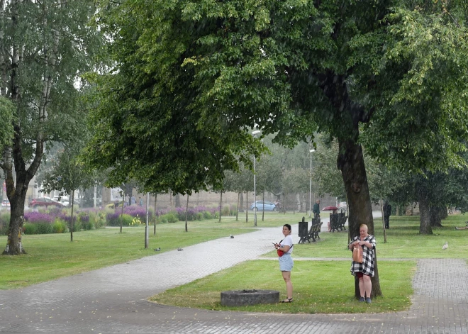Sinoptiķi brīdina, ka pēcpusdienā gaidāms negaiss