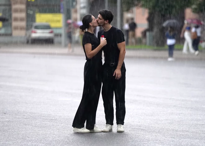 Грозовое предупреждение на юго-западе Латвии - возможны ливни и град