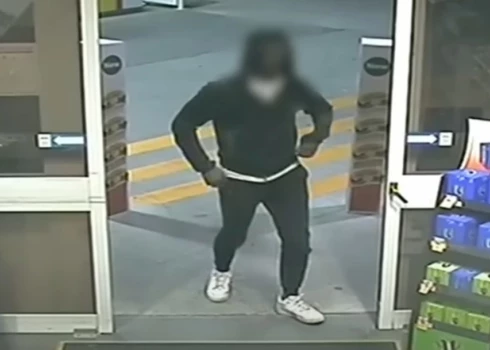 Galvā sašautais un no kapa izlīdušais vīrietis ieiet veikalā (ekrānuzņēmums no video)