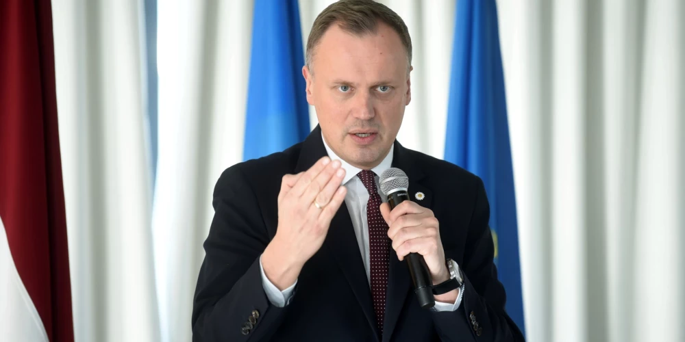 Latvijas ekonomikai tuvojas smags pārbaudījums, ko "Apvienotā saraksta" Saeimas frakcijas vadītājs Edgars Tavars dēvē par “biedējošu ciparu laiku”.