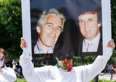 ASV prezidenta Donalda Trampa atbalstītāju vidū raisās asas viedokļu sadursmes par Trampa administrācijas rīcību Epstīna lietā.