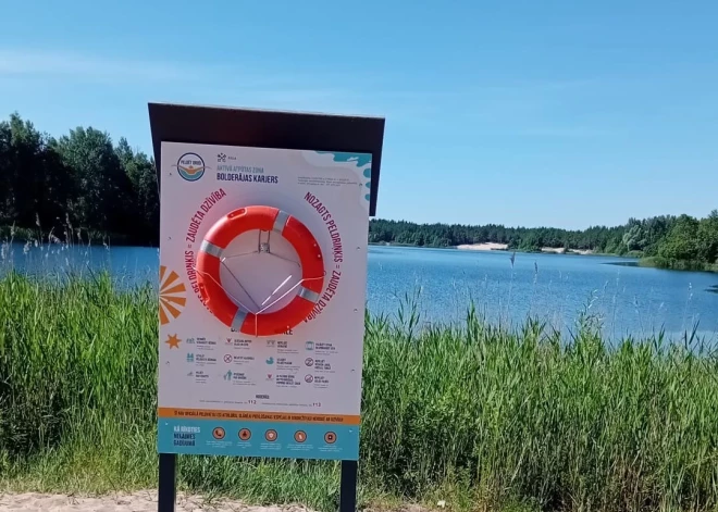 Pie Bolderājas karjera nodedzinātas divas biotualetes un lielais atkritumu konteiners