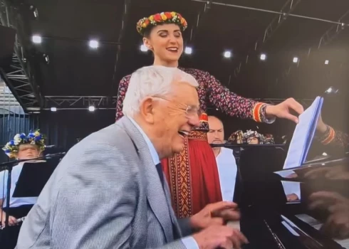 Зрители финального концерта "Te-Aust" запечатлели особый момент с Раймондом Паулсом.