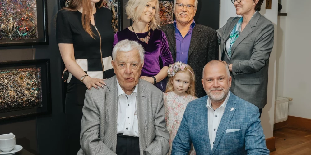 Radinieku kopbildē kopā ar Raimondu Paulu, viņa meitu Aneti Paulu, mazmeitu Moniku Pedersenu, komponista brālēnu Ivaru Paulu, viņa meitu Gunu Paulu-Rudāni un Gunas meitiņu Gerdu ietrāpīja arī Valmieras pašvaldības vadītājs Jānis Baiks.