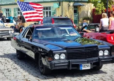 FOTO, VIDEO: retro auto parāde, koncerti un dragreiss – Hāpsalu piedzīvo Amerikas garu