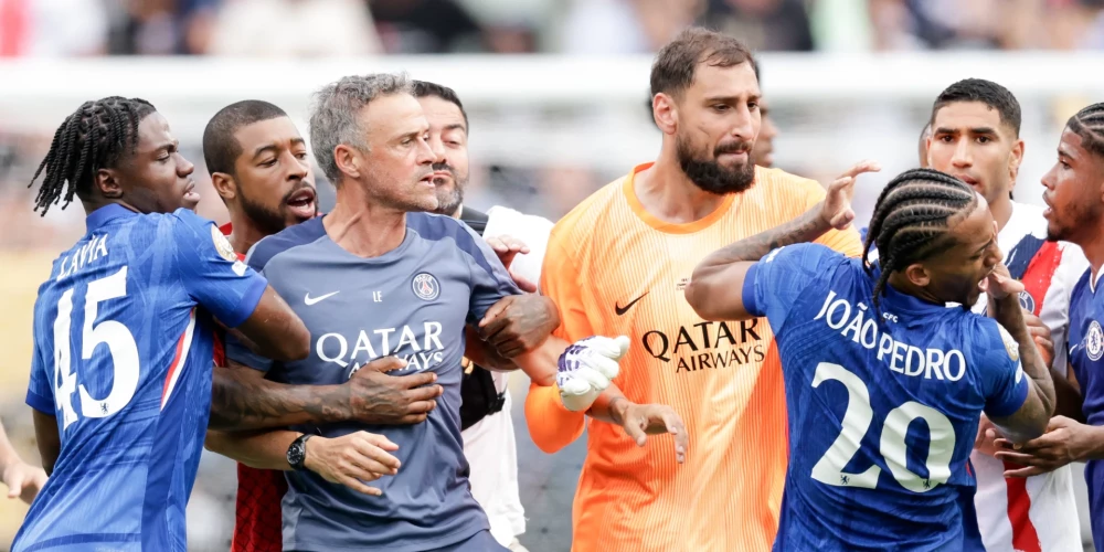 Brīdis, kurā PSG treneris Luiss Enrike uzbrūk "Chelsea" futbolistam.