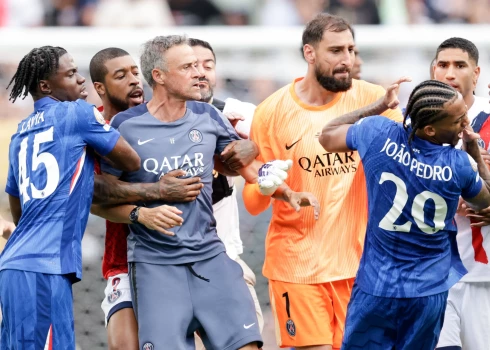 Brīdis, kurā PSG treneris Luiss Enrike uzbrūk "Chelsea" futbolistam. 