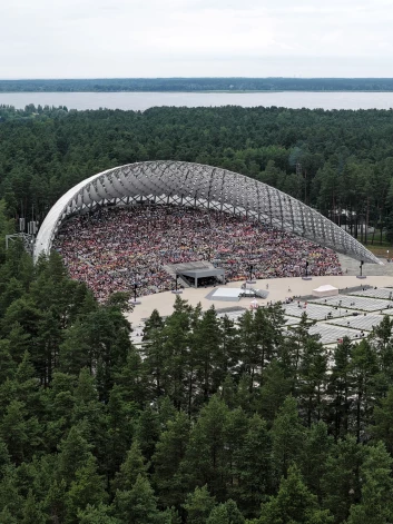 Mežaparka estrādē viens no tūkstošiem bērnu, kas dziedāja Andrim Ērglim aiz muguras, bija viņa dēls Mārtiņš.