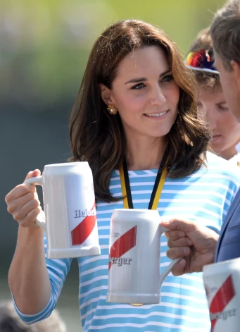 Принцесса Кэтрин с кружкой пива 20 июля 2017 года.