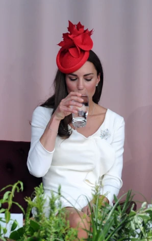 Принцесса Кэтрин пьет воду.