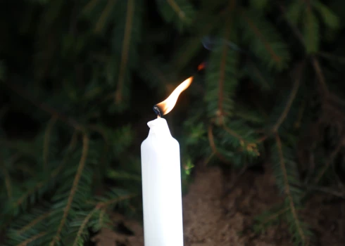 Ceļu satiksmes negadījumā bojā gāja automašīnas vadītājs un cieta trīs personas, kuras ar dažādām traumām nogādātas slimnīcā.