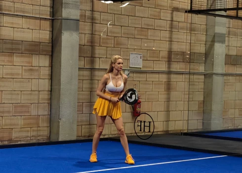 Lelde Ceriņa žilbina māsu Kubasovu rīkotā padeltenisa turnīrā