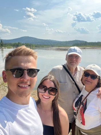 Gustavs Dāvis Grigals ar draudzeni Dzidru un vecākiem – mammu Vivitu un tēti Modri – Aļaskā.