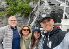 Gustavs Dāvis Grigalis ar ģimeni Aļaskā apskata kleitu no lašu asakām