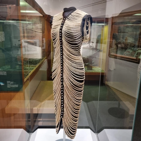 Kleita no lašu asakām.