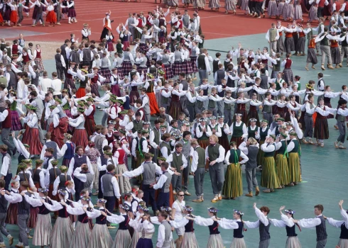 Atsevišķi skatītāji lūguši atmaksāt naudu par biļetēm uz priekšlaicīgi pārtraukto Skolēnu deju lielkoncertu.