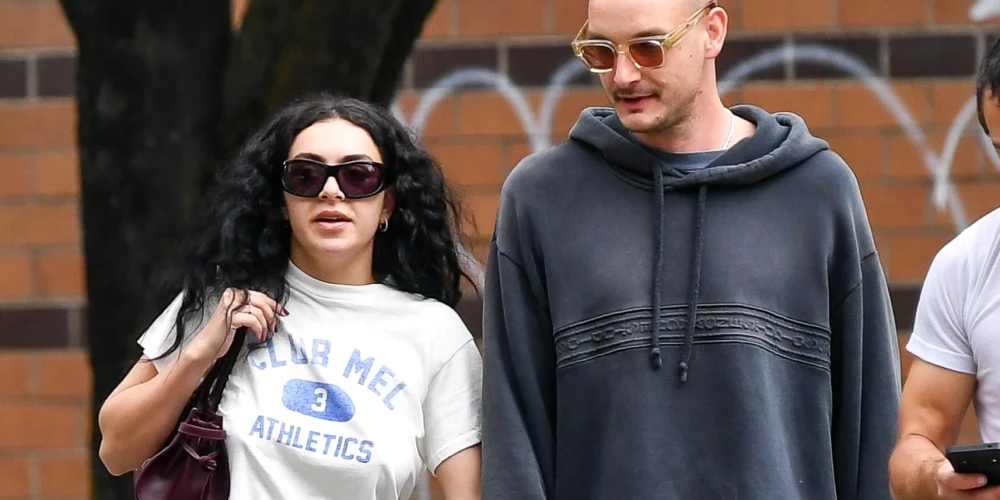Charli XCX ar partneri Džordžu Danielu.