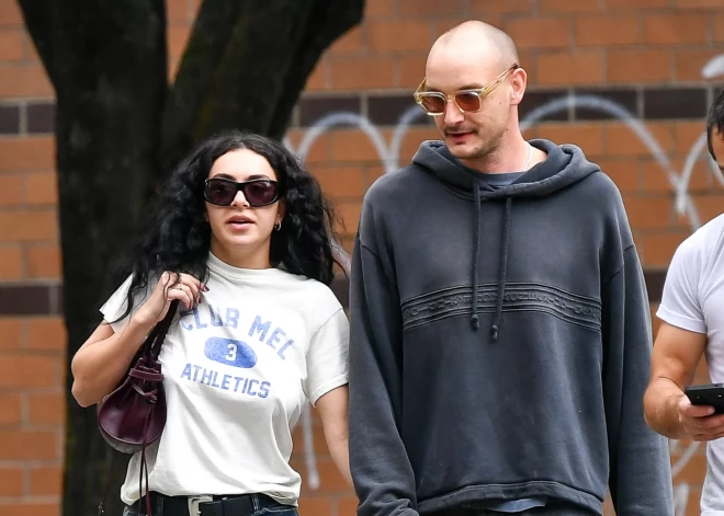 Charli XCX ar partneri Džordžu Danielu.