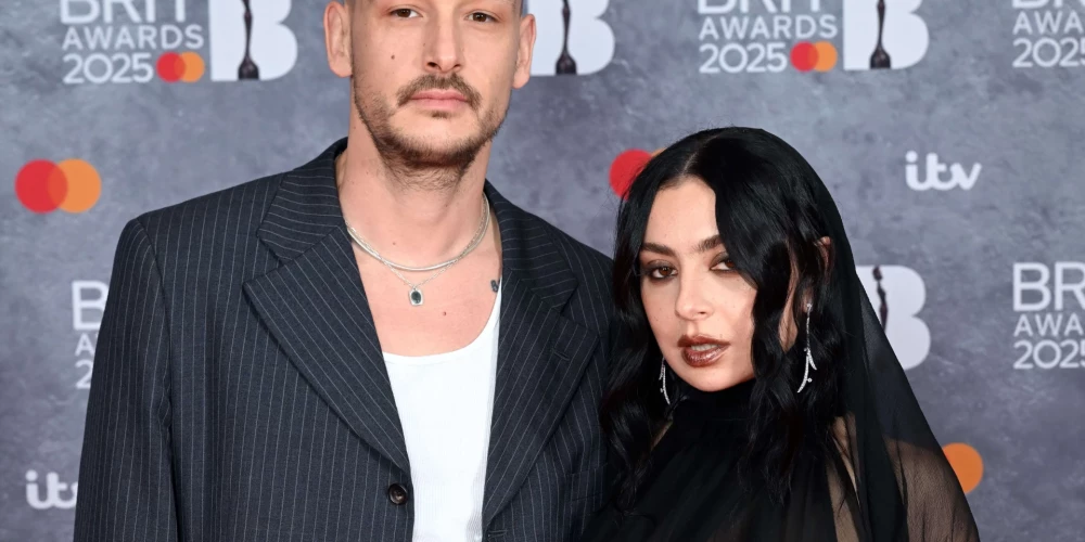 Charli XCX ar līgavaini Džordžu Danielu “Brit Awards” ceremonijas vakarā 2025. gada 1. martā.