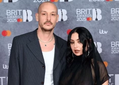 Charli XCX kāzām nežēlos līdzekļus. Būs greznas svinības uz elpu aizraujošas Itālijas salas