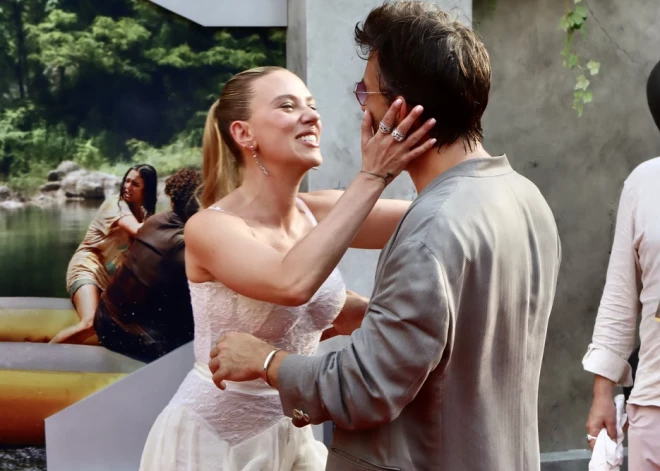 “Cilvēki mēdz neadekvāti reaģēt, ja kāds draudzīgi sasveicinās ar skūpstu,” par Skārletas Johansones un Džonatana Beilija skūpstiem uz sarkanā paklāja izteicies aktrises vīrs Kolins Džosts. Turklāt Beilijs ir atklāts gejs, tā, ka satraukumam nav pamata.