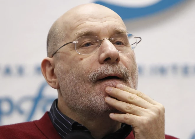 Krievijas tiesa aizmuguriski piespriedusi rakstniekam Borisam Akuņinam 14 gadu cietumsodu