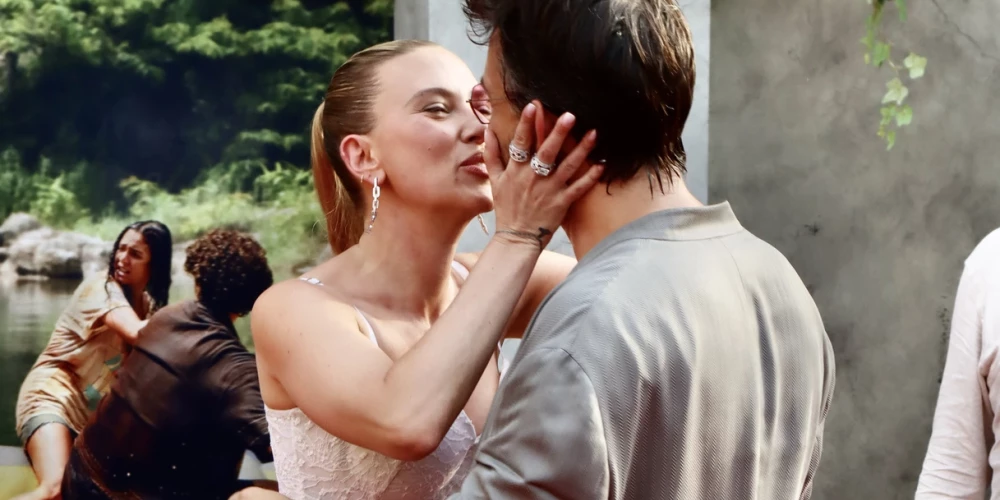 Skārleta Johansone skūpsta kolēģi Džonatanu Beiliju filmas “Juras laikmeta pasaule: Atdzimšana” pirmizrādes vakarā Ņujorkā.